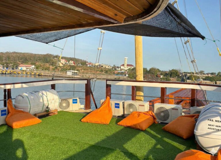 Kompass Komodo Chill area on the boat