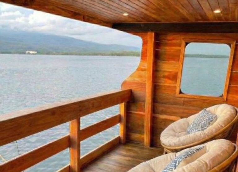 Kompass Komodo golden luxury balcony
