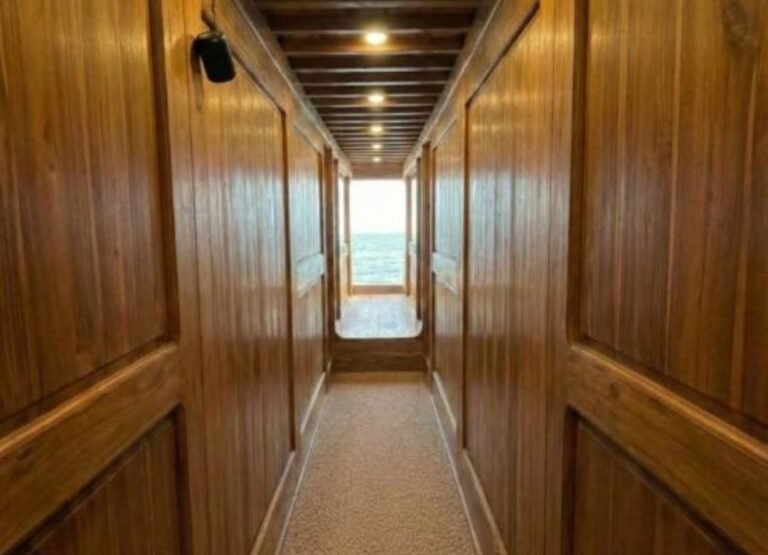 Kompass Komodo golden luxury boat acces