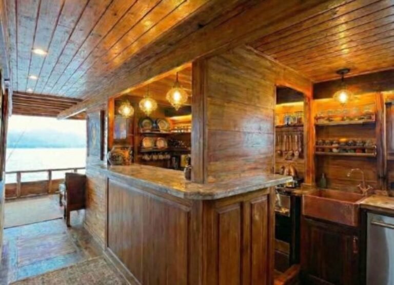 Kompass Komodo golden luxury kitchen