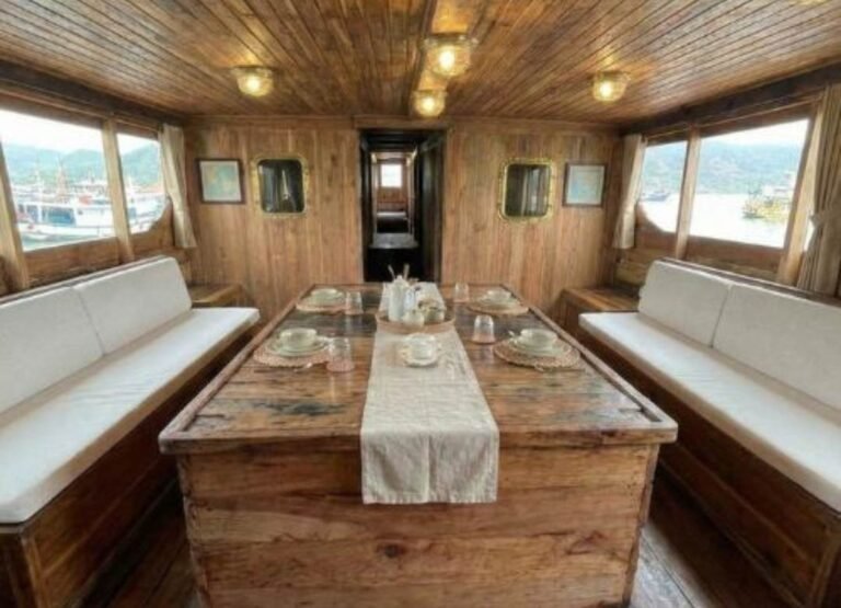 Kompass Komodo kompass Komodo, Komodo Trip From Lombok, komodo trip, komodo tour, komodo island tour, komodo island tour from lombok, komodo boat trip from lombok, komodo tour from lombok, lombok to komodo tour, lombok to komodo boat trip