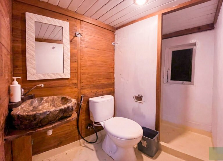 Kompass Komodo Menami Bathroom