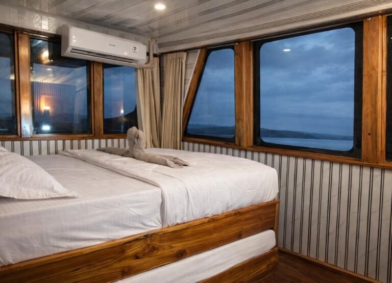 komodo boat luxury cabin